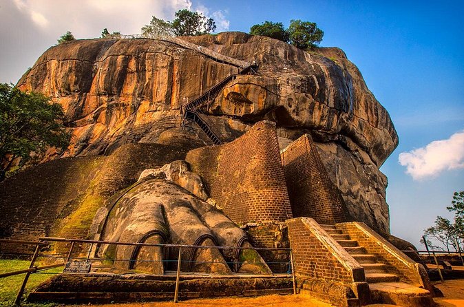 4 Days 3 Nights explore sri Lanka with Mirissa Cabs Sri Lanka - Day 3: Tea country at Damro Labookellie and Ramboda Falls near Nuwara Eliya