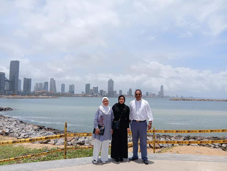 Colombo: City Sightseeing Tour by Car with Driver-Guide - Pettah and the Red Mosque: Jami Ul-Alfar in Red and White