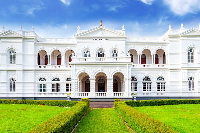 Colombo City tour - Gangaramaya Buddhist Temple: Buddha and Hindu Statues in One Visit