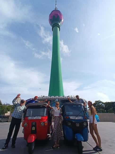 Colombo: Private City Tour by Tuk tuk - All Inclusive - Gangaramaya Temple: where the day starts with real atmosphere