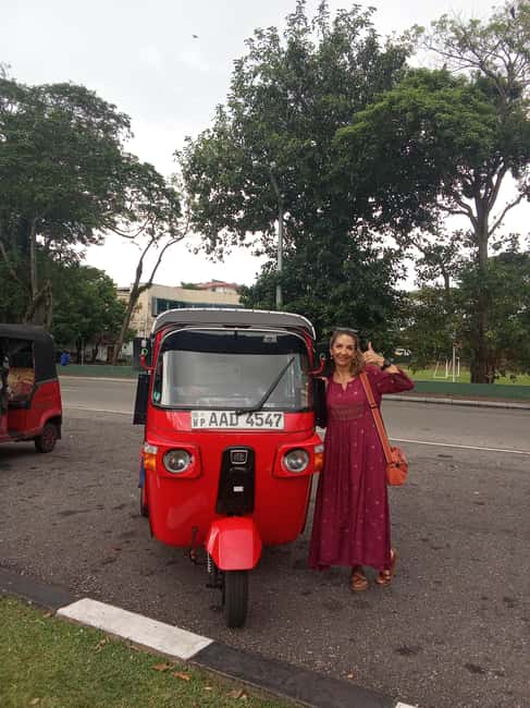Colombo: Private City Tour by Tuk tuk - All Inclusive - Independence Square and Galle Face Green: the seaside pause you need
