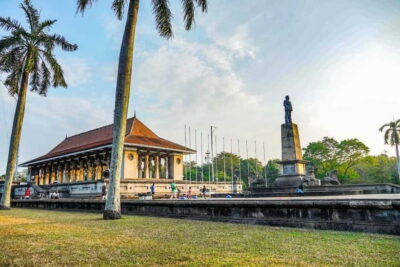 Colombo: Private City Tuk-Tuk Tour with Local Guide & Pickup - How the Route Moves: Temples, Markets, Colonial Icons, and Sea Air