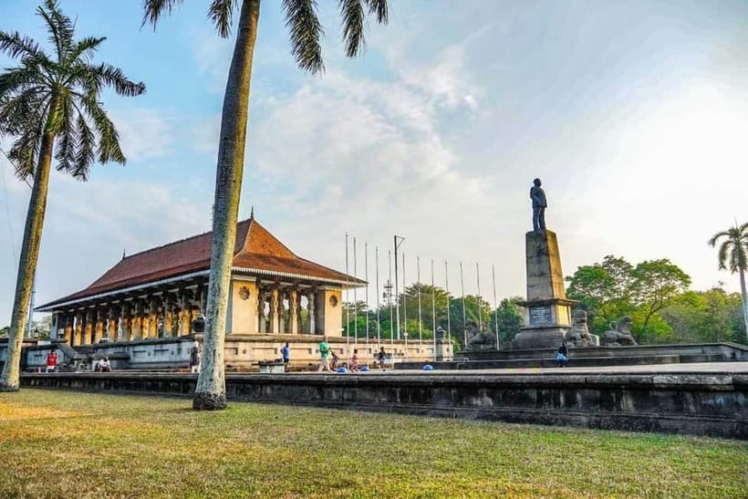 Colombo: Private City Tuk-Tuk Tour with Local Guide & Pickup - How the Route Moves: Temples, Markets, Colonial Icons, and Sea Air