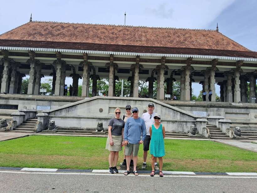 Colombo: Private Guided Tuk Tuk City Tour with Hotel Pickup - Who should book this tuk tuk loop?