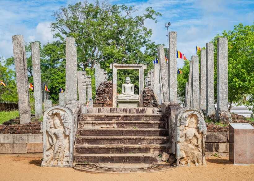 Colombo: Sri Lanka Cultural Triangle Hotspots 2-Day Tour - Day 1: Colombo to Polonnaruwa, then an overnight base in Sigiriya