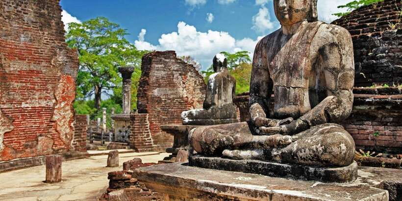 Day Trip to the Ancient Capital of Polonnaruwa From Colombo - Inside Polonnaruwa: Lankatilaka Gedige and Demala Maha Seya