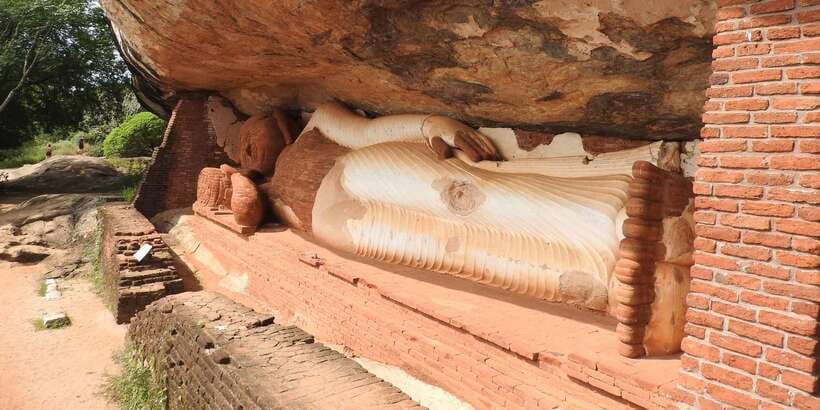 Day Trip to the Ancient Capital of Polonnaruwa From Colombo - Thuparama and Topa Wewa: temples plus the Sea of Parakrama