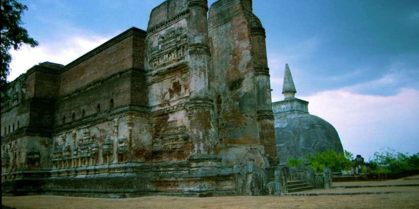Day Trip to the Ancient Capital of Polonnaruwa From Colombo - Practical tips that save your day at temples