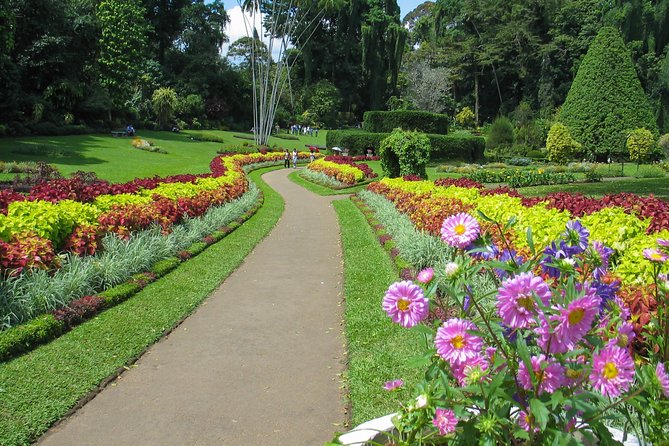 Kandy City Tour from Colombo - Stop 4: Temple of the Sacred Tooth Relic and what to notice