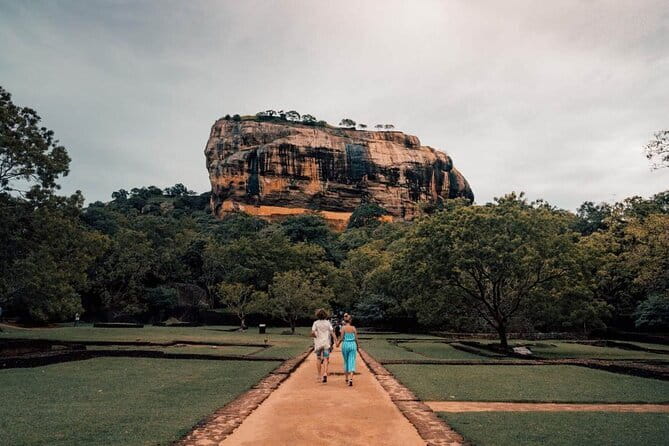 Private Car & English-Speaking Driver – Sri Lanka Island wide - Timing, traffic, and the 24/7 support system when plans change