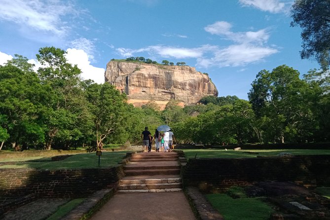 Tour Packages in Sri Lanka - Most Popular Round Tour - All in One Tour - Anuradhapura, Sigiriya, Polonnaruwa: ancient Sri Lanka in big, readable chunks
